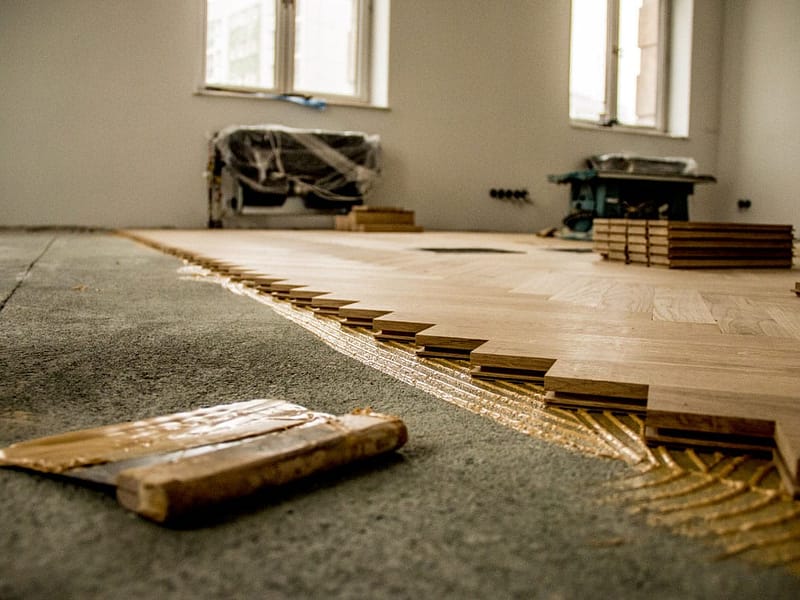 Fotoreportaż, płytki parkietowe w trakcie układania